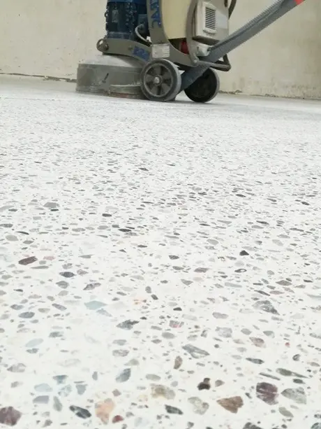 Suelo de terrazo pulido brillante